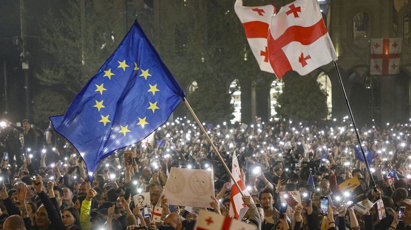 Protest against a draft bill on `foreign agents` near the Georgian Parliament. Foto: David Mdzinarishvili/EPA