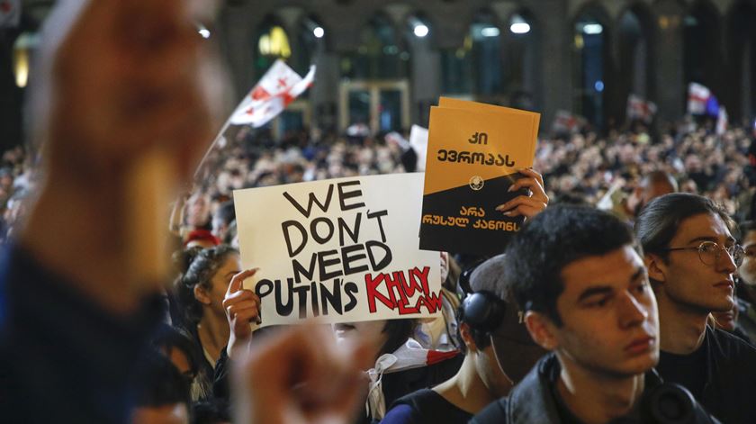 Protest against a draft bill on `foreign agents` near the Georgian Parliament. Foto: David Mdzinarishvili/EPA