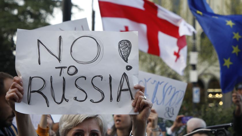 Protest against a draft bill on `foreign agents` near the Georgian Parliament. Foto: David Mdzinarishvili/EPA