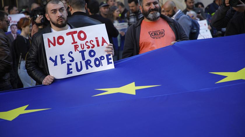 Protest against a draft bill on `foreign agents` near the Georgian Parliament. Foto: David Mdzinarishvili/EPA