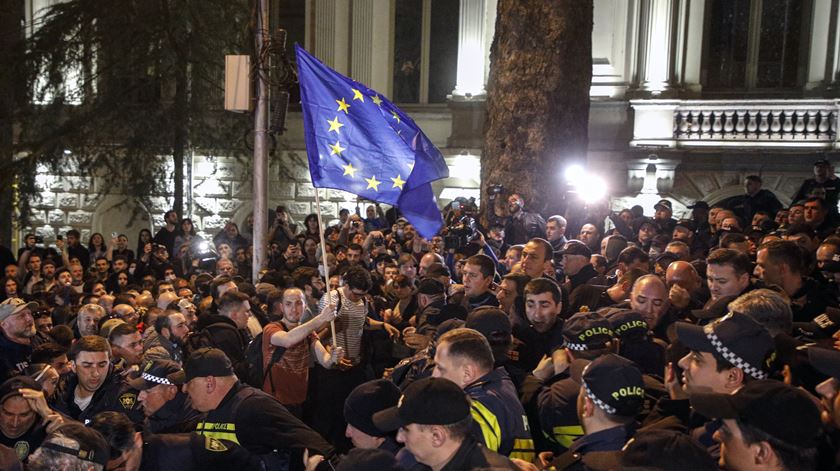 Protest against a draft bill on `foreign agents` near the Georgian Parliament. Foto: David Mdzinarishvili/EPA