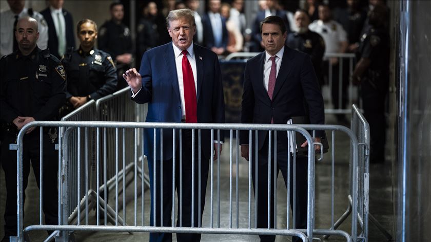 Donald Trump descreve julgamento do caso Stormy Daniels como “farsa”
