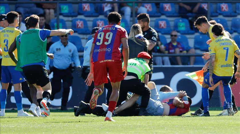 Chaves e Estoril empatam em partida com agressões entre adepto e jogador