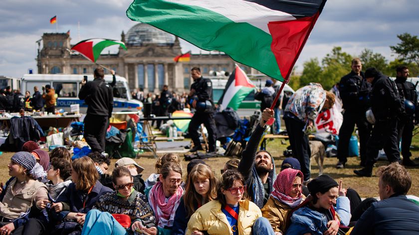 Polícia dissolve manifestação pró-Palestina proibida em Berlim