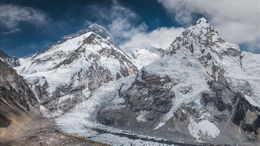Monte Evereste também cresce por causa de um rio