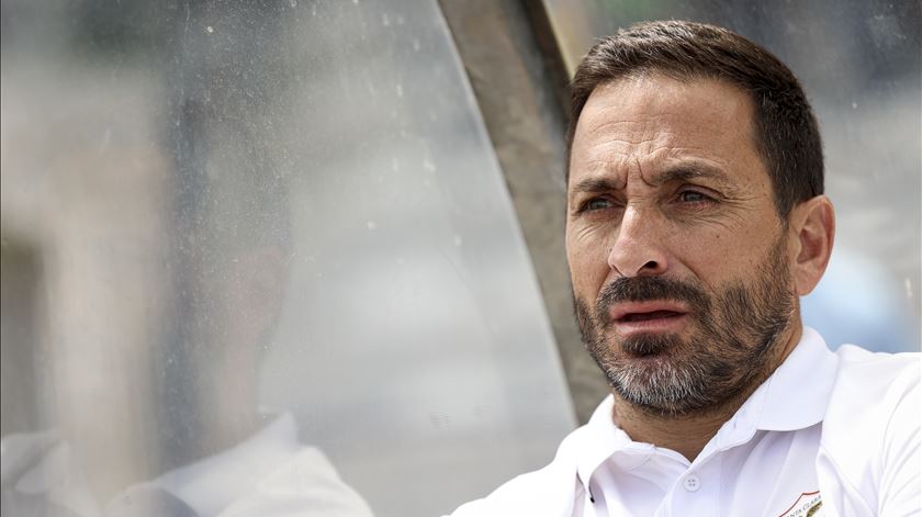 Treinador quer Santa Clara com muita ambição mas admite imprevisibilidade do Benfica