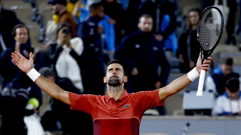 Novak Djokovic avança para a segunda ronda em Roland Garros