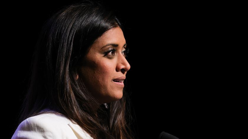 Porta-voz do governo francês atacada durante ação de campanha