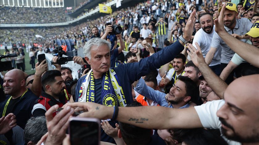 Milhares de adeptos na apresentação de José Mourinho. Foto: Erdem Sahin/EPA