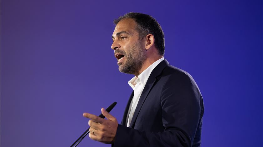 Duarte Cordeiro atira a Gouveia e Melo. Voto no almirante é “um “desperdício”