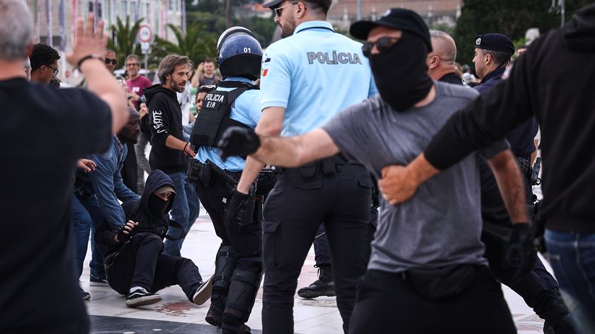 Manifestantes antifascistas e nacionalistas entram em confronto em Lisboa. Foto: Rodrigo Antunes/Lusa