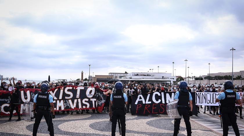 Manifestantes antifascistas e nacionalistas entram em confronto em Lisboa. Foto: Rodrigo Antunes/Lusa