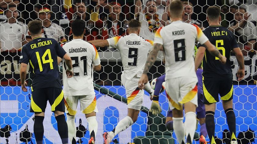 Alemanha e Suíça empatam, duas equipas seguem em frente