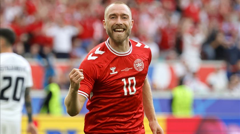 Christian Eriksen cai inanimado durante particular da Dinamarca frente à Ucrânia