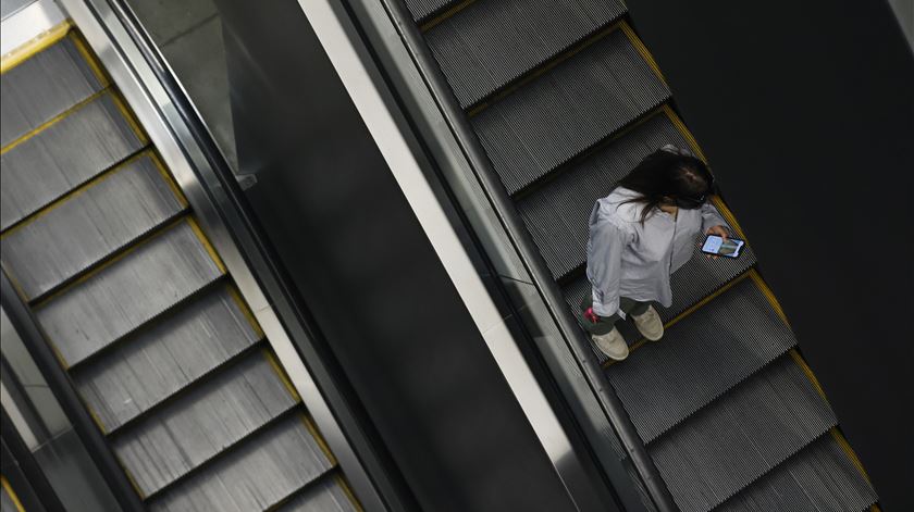 Uso das redes sociais está a corromper os jovens, alerta especialista
