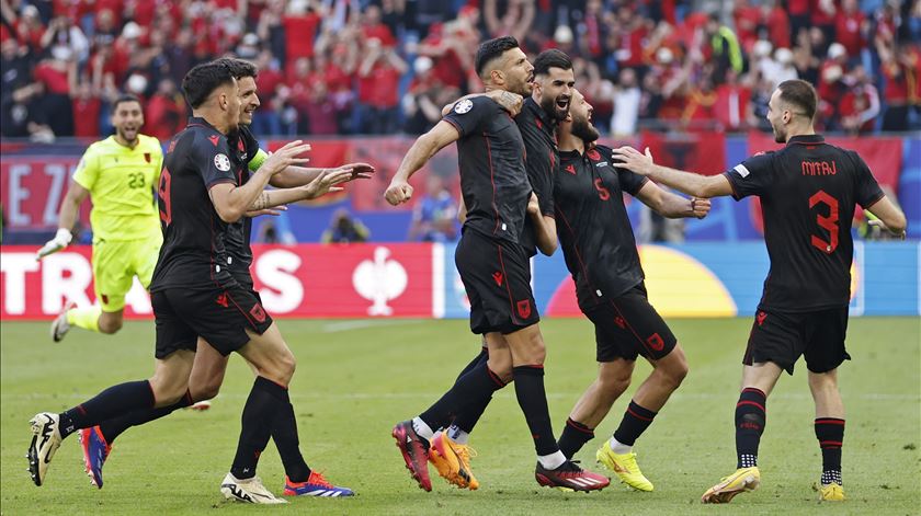 De vilão a herói da Albânia. Gjasula marca na própria, mas redime-se com o golo que pode eliminar a Croácia