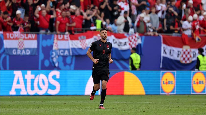 Klaus dá, Gjasula tira. Tirana é o lugar onde nasceu o novo "Spartacus" da Albânia