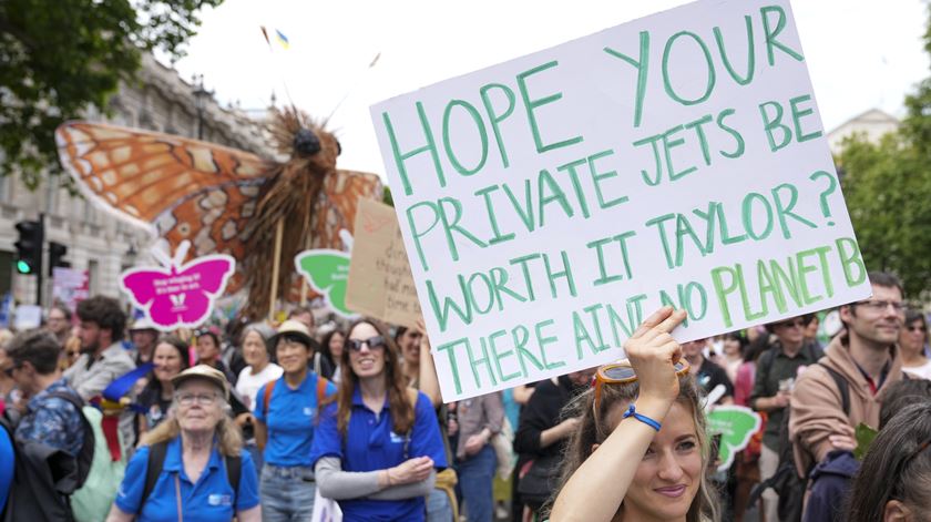 Milhares de pessoas marcham em Londres pela proteção da natureza e do clima Milhares de pessoas marcham em Londres pela proteção da natureza e do clima