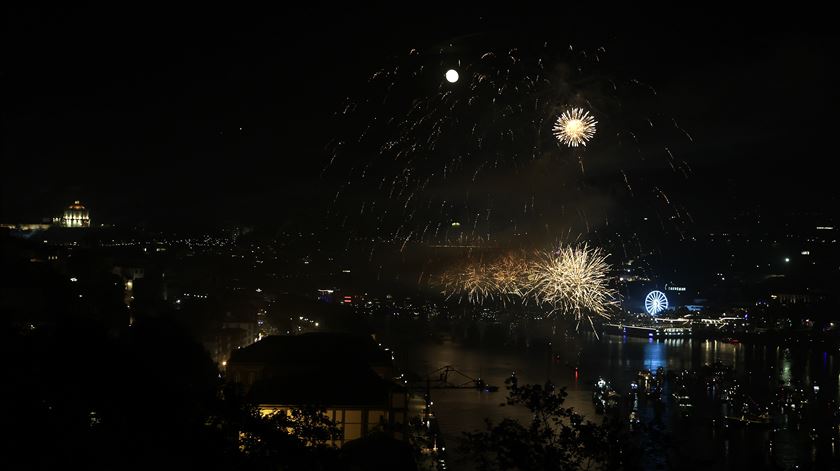 São João no Porto. Fogo de artifício inédito estende-se entre pontes