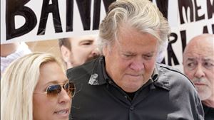 Steve Bannon, antigo conselheiro de Donald Trump, foi libertado da prisão