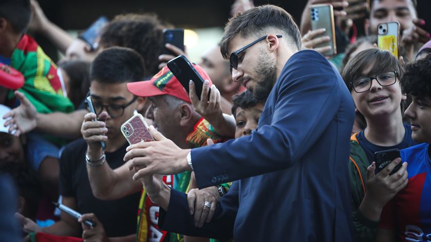 Rúben Dias tira selfie com adepto na chegada da seleção a Lisboa. Foto: Rodrigo Antunes/Lusa