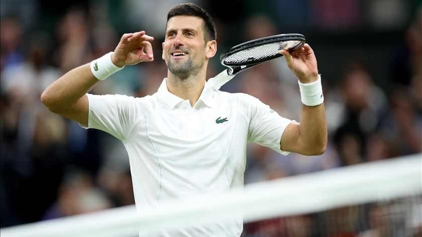 Djokovic está nas meias-finais de Wimbledon após desistência de De Minaur