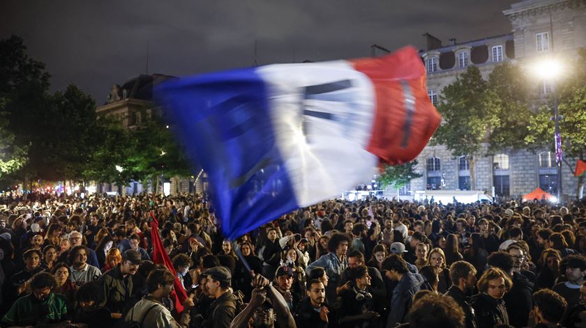 Festa pela vitória da Frente Popular Nacional na Praça da República, em Paris. Foto: Yoan Valat/EPA