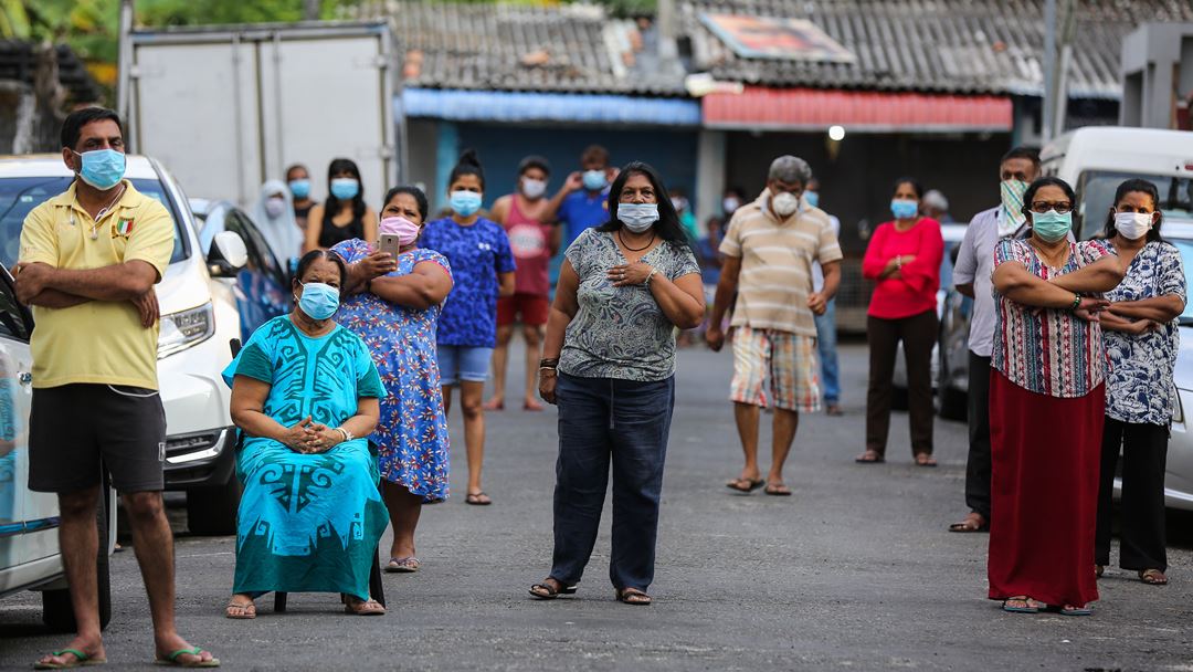 Colombo, Sri Lanka. População mantém a distância de segurança imposta, enquanto assiste a um espetáculo musical organizado pelas autoridades locais para animar os habitantes. Foto: Chamila Karunarathne/EPA Colombo, Sri Lanka. População mantém a distância de segurança imposta, enquanto assiste a um espetáculo musical organizado pelas autoridades locais para animar os habitantes. Foto: Chamila Karunarathne/EPA