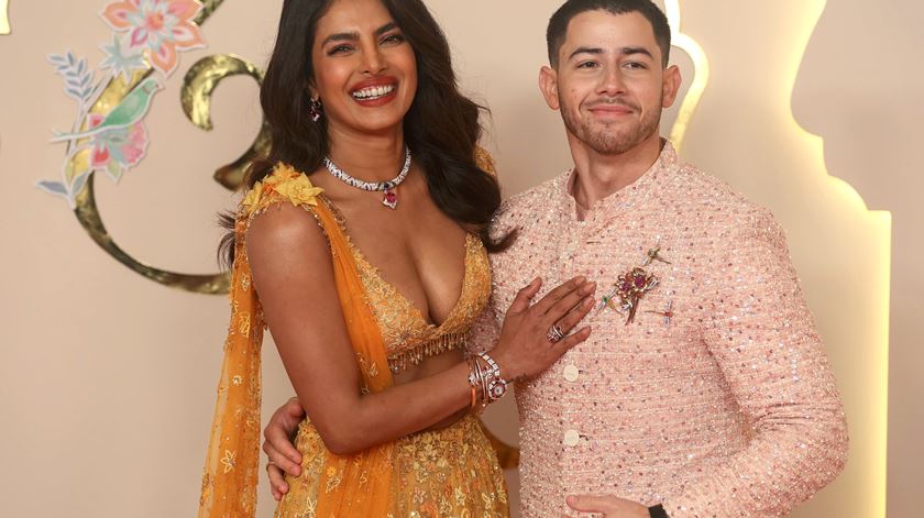 Nick Jonas e Priyanka Chopra no casamento de Anant Ambani e Radhika Merchant. Foto: Divyakant Solanki/EPA