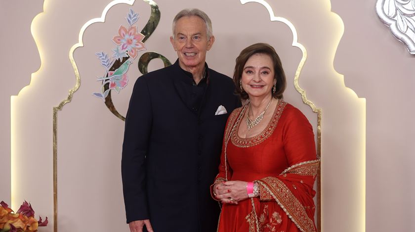 Tony Blair e a mulher no casamento de Anant Ambani e Radhika Merchant. Foto: Divyakant Solanki/EPA. Foto: Divyakant Solanki/EPA