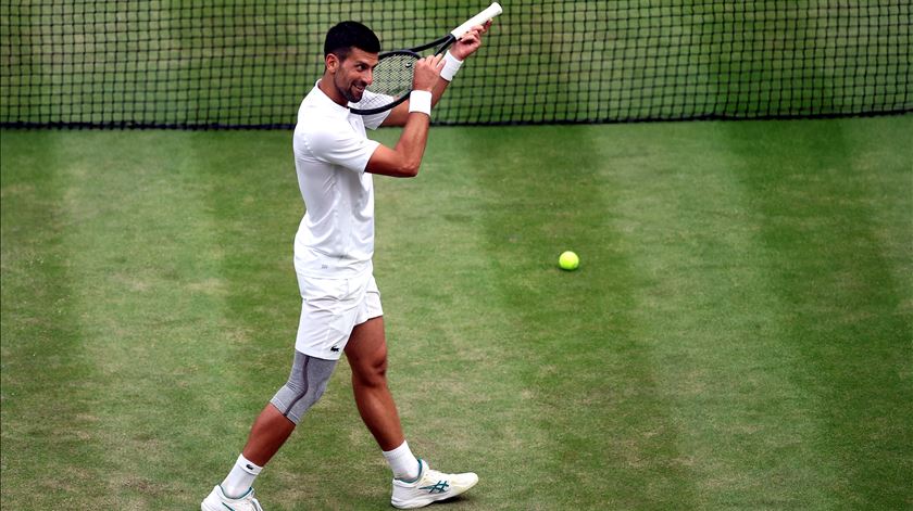 Djokovic apura-se para as meias-finais de Wimbledon e marca confronto com Sinner