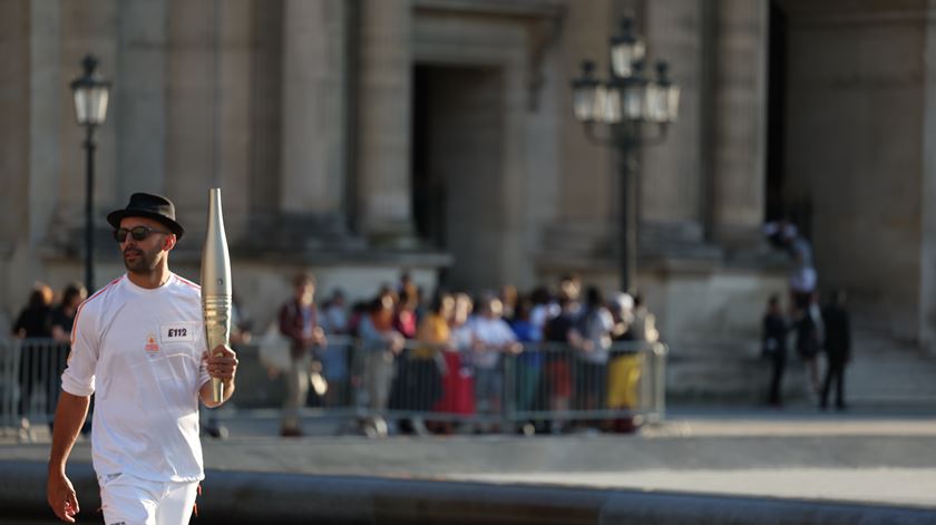 A tocha olímpica passou este domingo pela primeira vez em Paris, atravessando as ruas da capital francesa. Foto: Julien Mattia/EPA