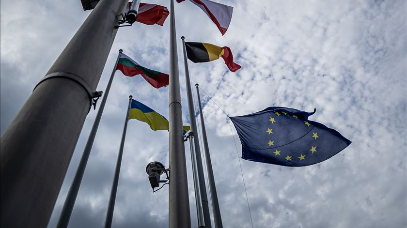 UE aprova acordo para reduzir desperdício de alimentos e resíduos têxteis