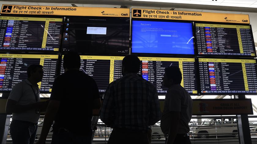 Falha no Aeroporto de Nova Deli, na Índia. Foto: Rajat Gupta/EPA Falha no Aeroporto de Nova Deli, na Índia. Foto: Rajat Gupta/EPA