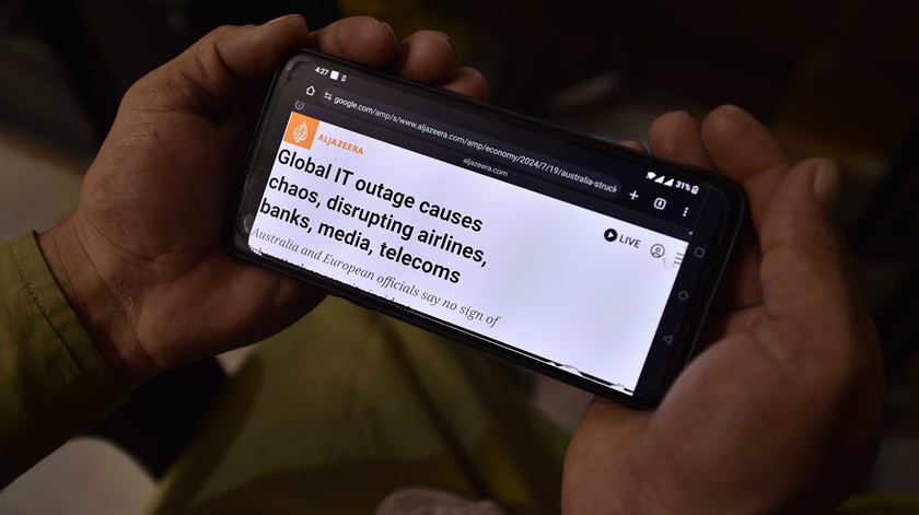 Mensagem nos órgãos de comunicação social sobre a falha. Foto: Shahzaib Akber/EPA Mensagem nos órgãos de comunicação social sobre a falha. Foto: Shahzaib Akber/EPA