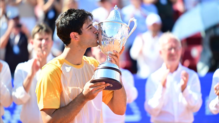 Dia histórico para o ténis português. Nuno Borges vence Rafael Nadal na final do Open da Suécia, em Bastad.  Foto: Bjorn Larsson Rosvall/EPA