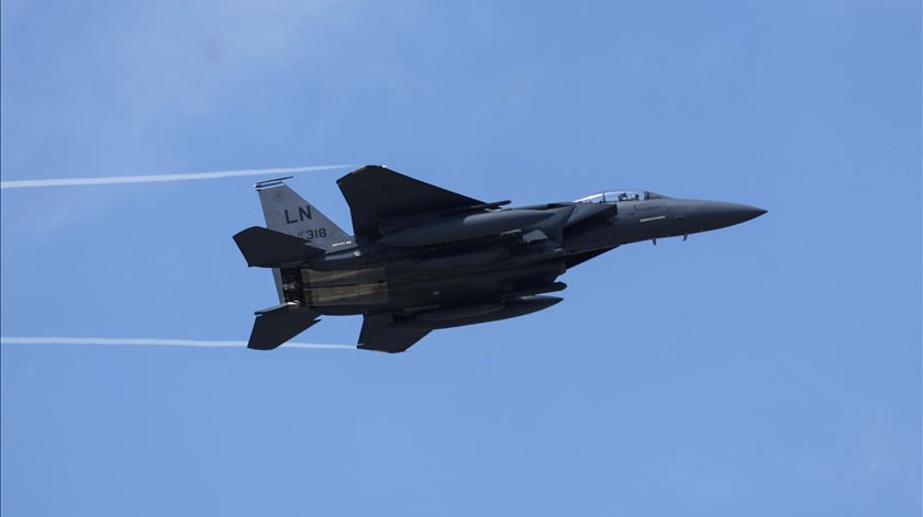Caça norte-americano abatido no Irão. Resgatado um dos dois pilotos