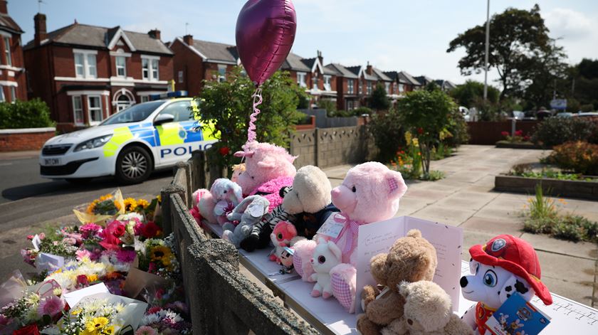 Populares criaram memorial improvisado com peluches em memória das crianças assassinadas em Southport. Foto: Adam Vaughan/EPA