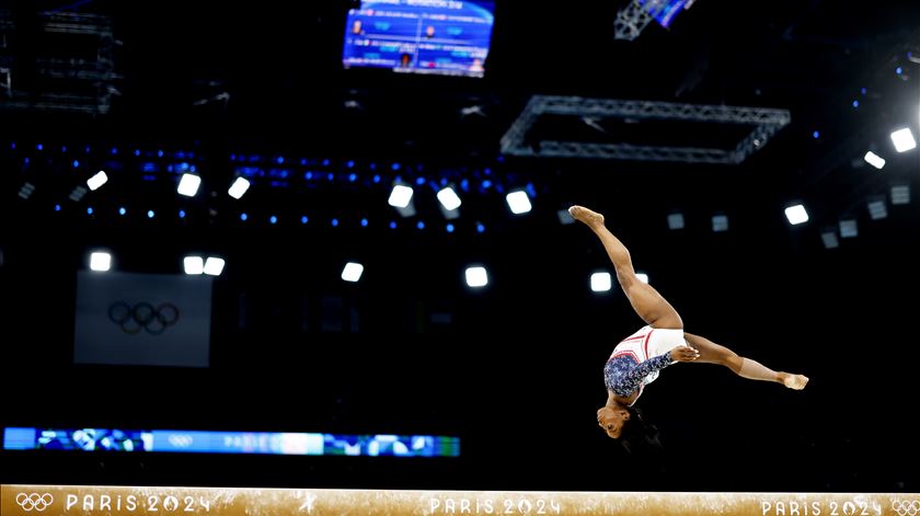 Biles volta a olhar a eternidade nos olhos (e começa o atletismo, finalmente)
