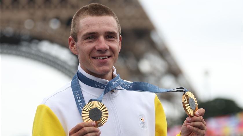 Remco Evenepoel com várias fraturas depois de um choque com uma carrinha dos correios