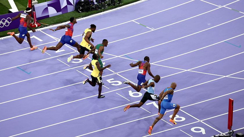 Noah Lyles (na pista 7) vence medalha de ouro nos Jogos Olímpicos Paris 2024. Foto: Anna Szilagyi/EPA
