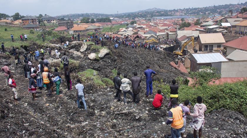 Número de mortos em derrocada de aterro sanitário no Uganda sobe para 34