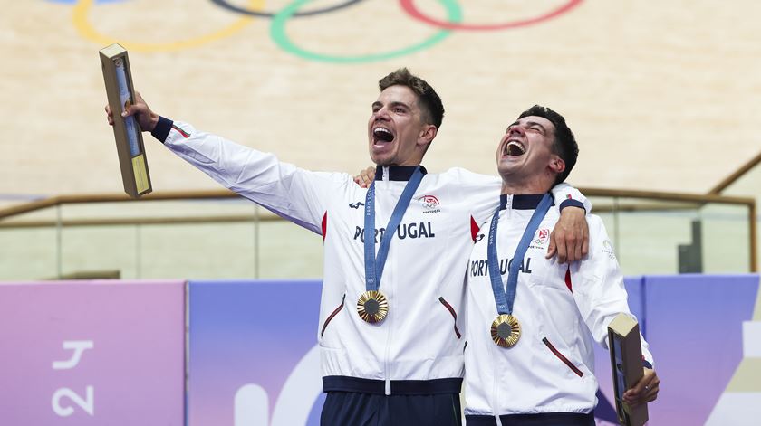 Ciclistas Rui Oliveira e Iúri Leitão no lugar mais alto do pódio nos Jogos Olímpicos Paris 2024. Foto: José Sena Goulão/Lusa