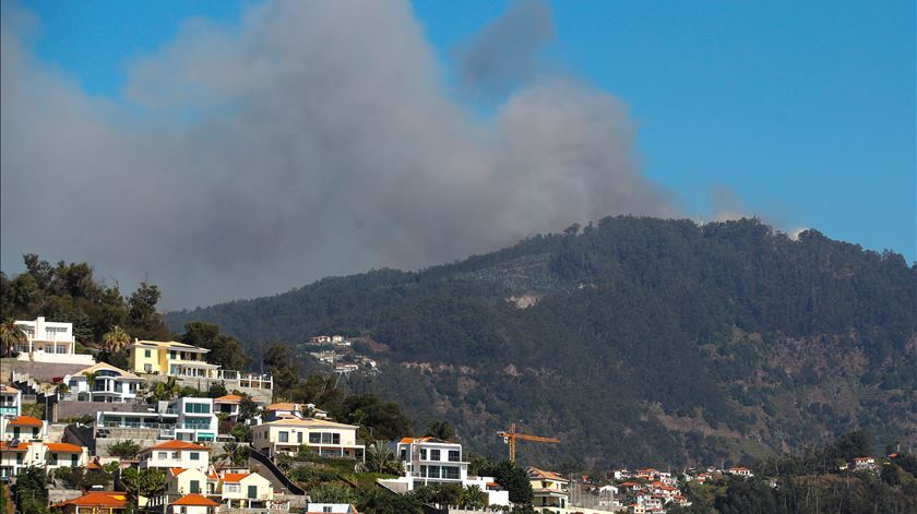 Incêndio deflagrou quarta-feira na Serra de Água, concelho da Ribeira Brava. Foto: Homem De Gouveia/Lusa