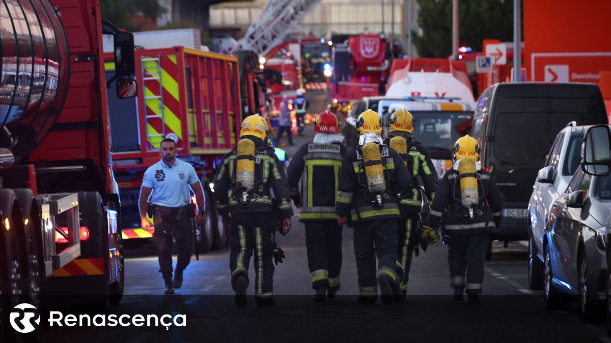 Incêndio em prédio na Amora faz 11 feridos - Renascença