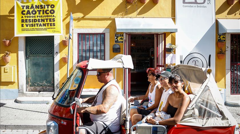 Associação de tuk-tuks avança com providência cautelar contra dísticos de estacionamento em Lisboa
