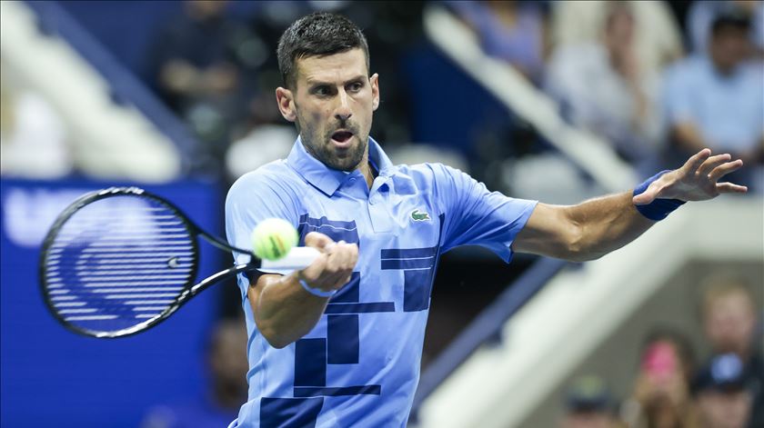 Djokovic na terceira ronda do US Open após desistência em duelo de sérvios