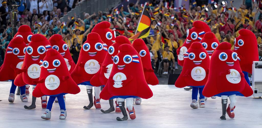 Os Phryges, mascotes oficiais dos Jogos Olímpicos e Paralímpicos 2024, tomam contam do palco durante o espetáculo de abertura. Foto: Bob Martin For Ois/ioc Handout/EPA Os Phryges, mascotes oficiais dos Jogos Olímpicos e Paralímpicos 2024, tomam contam do palco durante o espetáculo de abertura. Foto: Bob Martin For Ois/ioc Handout/EPA