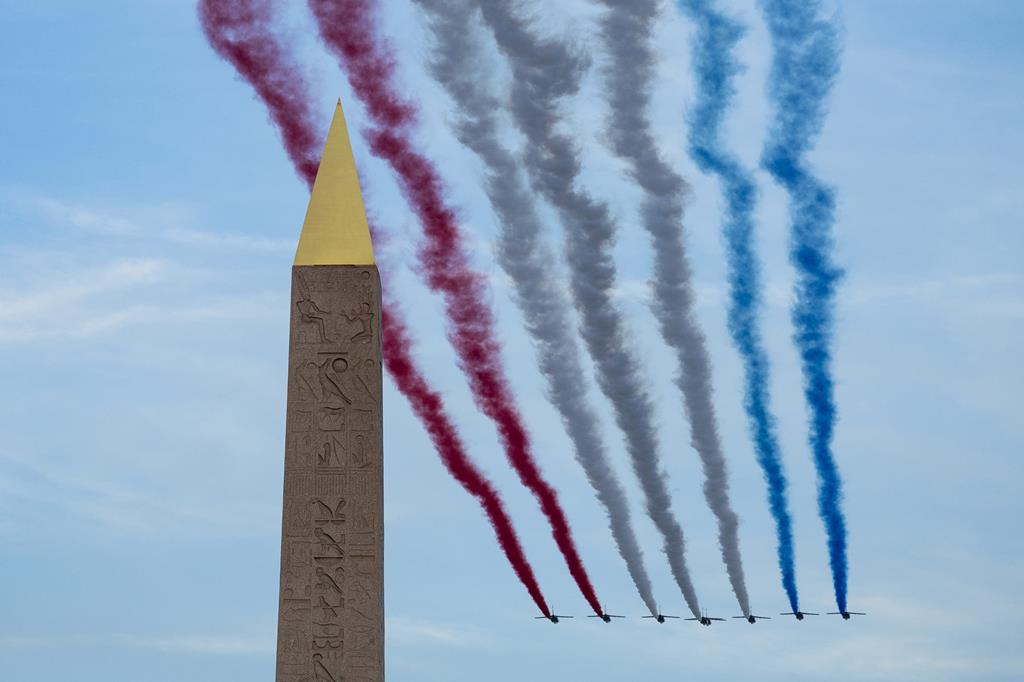 A "Patrulha Acrobática Francesa" sobrevoa a Praça da Concórdia durante o desfile dos atletas. Foto: Joel Marklund For Ois/ioc Handout/EPA A "Patrulha Acrobática Francesa" sobrevoa a Praça da Concórdia durante o desfile dos atletas. Foto: Joel Marklund For Ois/ioc Handout/EPA