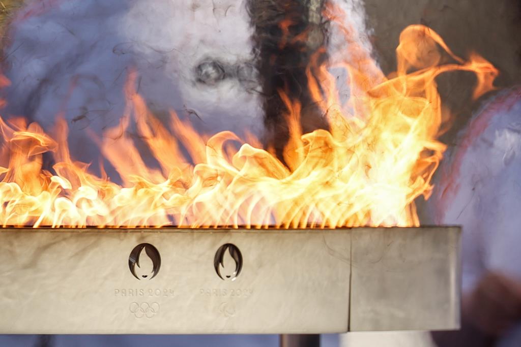 A tocha paralímpica arde em Paris. Foto: Mohammed Badra/EPA A tocha paralímpica arde em Paris. Foto: Mohammed Badra/EPA